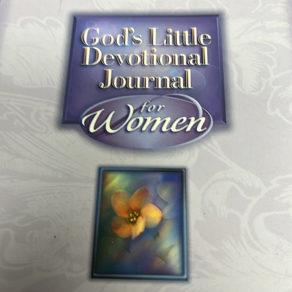 God’s Little Devotional Book for Women - Picture 3 of 6